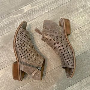 Sofft Brand peep toe metallic sandal